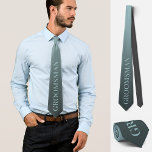 Cravate Proposition Groomsman mariage élégant bleu<br><div class="desc">Cette cravate personnalisée exquise présente le mot "groomsman" dans une teinte bleu clair contre un arrière - plan dégradé de bleu foncé et clair. Il offre un mélange d'humour, d'élégance et de style pour rehausser votre tenue de mariage ou de baccalauréat. C'est une façon délicieuse d'invitation vos amis pour être...</div>