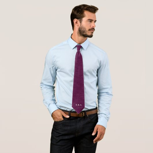 Cravate prune de base avec monogramme gris clair (En situation)