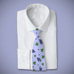 Cravate Raisins<br><div class="desc">Cravate d'un homme avec un motif de raisins, feuilles verts et pois sur un arrière - plan violet clair. Un beau cadeau pour un vigneron. Il peut également être utilisé dans une cave à vin ou dans un vignoble lorsque vous travaillez !</div>