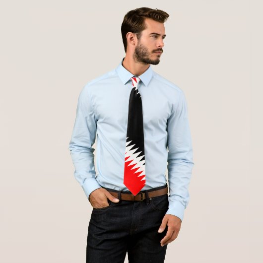 Cravate Rayures rouges et noires sur fond blanc (En situation)