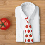 Cravate Red Tomato<br><div class="desc">Pour votre mari ou votre petit ami, obtenez cette cravate avec motif tomate rouge design. Il fera également un cadeau parfait pour un chef cuisine, un fermier ou un végétarien !</div>