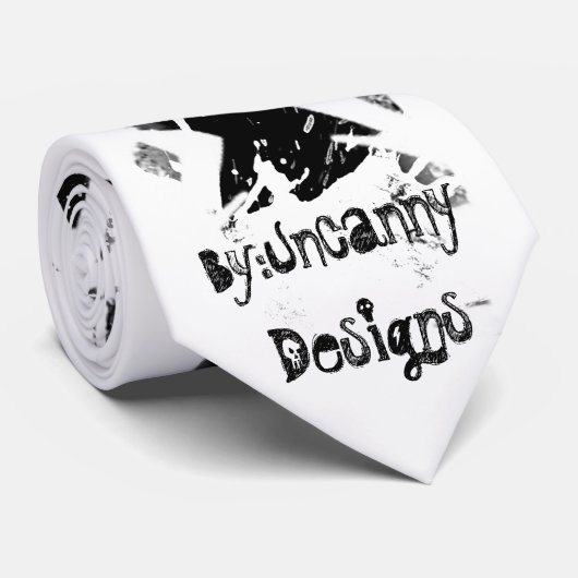 Cravate renversée par éclaboussure blanche de (Roulé)