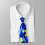 Cravate Rêves du milieu du siècle bleu<br><div class="desc">Montrez votre style cette saison Hanoukka avec ce design amusant et rétro dreidel!</div>