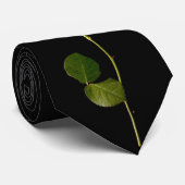 Cravate Rose blanc simple sur un arrière - plan noir (Roulé)