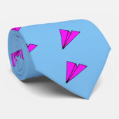 Cravate rose d'avion de papier sur le bleu de ciel (Roulé)
