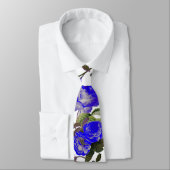 Cravate ROSES BLEUS ET BOUTEILLES JAUNES Florales Blancs (Attaché)