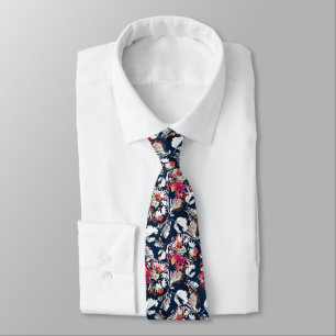 Cravate Rouge, fleurs blanches sur bleu.