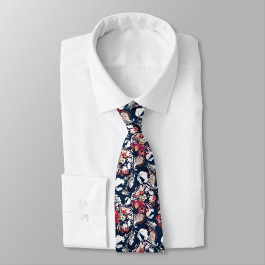 Cravate Rouge, fleurs blanches sur bleu. (Attaché)