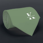 Cravate Sage Green Élégant Monogramme   Nom Un Côté<br><div class="desc">Une élégante cravate à un côté avec un monogramme blanc audacieux sur un arrière - plan Sage Green. En plus de ce monogramme est inscrit votre prénom ou nom de famille dans toutes les capitales. Plus de 40 couleurs uniques sont disponibles en version unilatérale et biface. Vous pouvez les parcourir...</div>