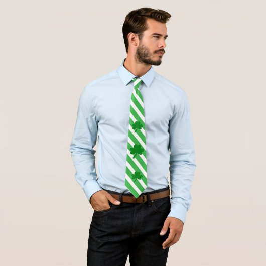 Cravate Saint Patrick's Day Shamrock Grreen White Stripes (En situation)
