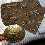 Cravate Scène de rodéo de l'Ouest Cowboy Cowgirls Horaires<br><div class="desc">Cravate occidentale de scène rodéo avec cowboys et cowgirl rodeo events Cette conception est sur un arrière - plan brun en détresse avec des rayures rouillées. Voir la vue de proximité.</div>