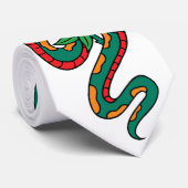 Cravate Serpent enveloppé autour d'un tatouage rose rouge (Roulé)