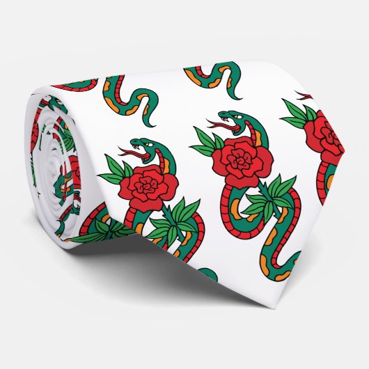 Cravate Serpent enveloppé autour d'un tatouage rose rouge (Roulé)
