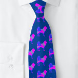 Cravate Silhouette de chien Samoyé rose et bleu bleu foncé<br><div class="desc">Chien Samoyed silhouette fou rose chaud et bleu abstrait design motif bleu arrière - plan cravate. Vous cherchez le cadeau de Fête des pères parfait pour l'amoureux des chiens dans votre vie? Ne cherchez pas plus loin que cette cravate accrocheuse avec un motif de silhouette de race de chien stupéfiant...</div>
