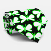 Cravate Silhouettes de papillon - Blanc avec vert sur noir (Roulé)
