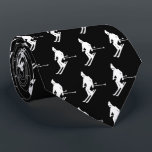Cravate Skieurs minimalistes Élégants Hiver Noir Blanc<br><div class="desc">Design motif cool à thème hiver skieur. Skieurs alpins en costumes de ski rétro vintages. Magnifique cadeau de sport d'hiver pour un skieur dans votre cercle d'amis, de collègues ou de famille. Skieurs de Whimsical illustration design. Skieurs ski décor maison de ski, équipe de ski, cadeau entraîneur de ski. Skieurs...</div>