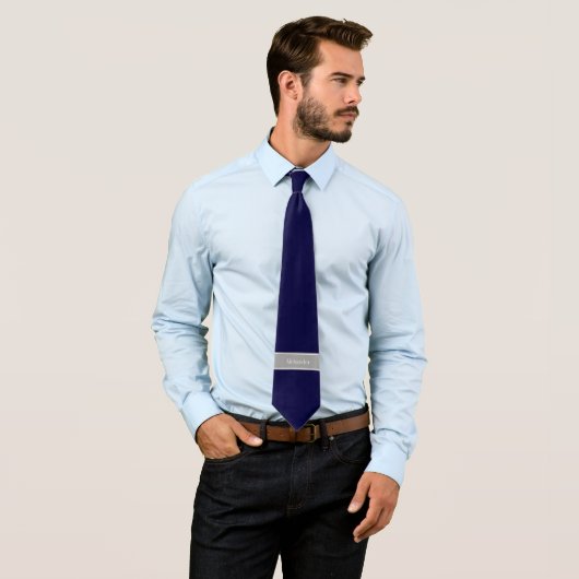 Cravate Solid Navy Blue, Dark Gray Ribbon Nom Monogram (En situation)
