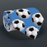 Cravate Sportsman Soccer Balls<br><div class="desc">Cette cravate offre un choix idéal pour les joueurs de football,  les entraîneurs et les supporters,  et dispose d'un motif de football sur un arrière - plan bleu. Vous pouvez changer l'arrière - plan en n'importe quelle autre couleur en utilisant l'option "customiser".</div>