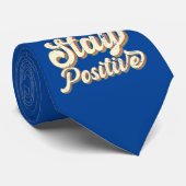 Cravate STAY POSITIVE drôle 70's typographie design rétro (Roulé)