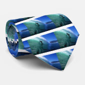 Cravate Surfer surfant sur le tube en vague verte (Roulé)