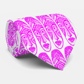 Cravate Surpris Masques Tiki - Magenta sur blanc (Roulé)