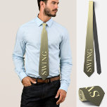 Cravate Swing musicien style de danseur élégant or<br><div class="desc">Cette élégante cravate personnalisée présente le mot "swing" en jaune clair sur fond de dégradé brun doré. Idéal pour les hommes qui apprécient la balançoire ou la danse, cette cravate noire classique peut être un accessoire sophistiqué pour les danseurs de swing dévoués ou une pièce coordonnée pour les musiciens dans...</div>