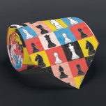 Cravate Tableau de contrôle de bloc de couleur des pièces<br><div class="desc">Pour tous les amateurs d'échecs, c'est un design en mauvais état de morceaux d'échecs noirs et blancs contre des carrés pop-arty colorés. Toutes les pièces ne sont pas là, mais il y en a au moins une de toutes sortes : des pions, des chevaliers, des évêques, des tours, une reine...</div>