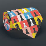 Cravate Tableau de contrôle de bloc de couleur des pièces<br><div class="desc">Pour tous les amateurs d'échecs, c'est un design en mauvais état de morceaux d'échecs noirs et blancs contre des carrés pop-arty colorés. Toutes les pièces ne sont pas là, mais il y en a au moins une de toutes sortes : des pions, des chevaliers, des évêques, des tours, une reine...</div>