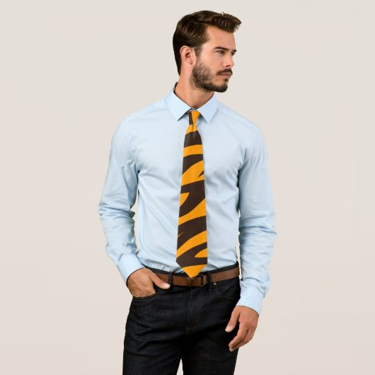 Cravate Tiger Gravure noire Orange motif en peau d'animal (En situation)