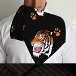 Cravate Tigre Tête Avec Empreintes de pattes Sur Cou Noir<br><div class="desc">Tigre design tête avec empreintes de pattes sur cravate noire. Il est également disponible avec un arrière - plan blanc.</div>