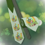 Cravate Tomcat Joyeux Saint Patrick<br><div class="desc">Vous dirigerez la parade lorsque vous porterez cette cravate colorée qui présente notre tomcat orange en souhaitant à tous ceux qui la regardent (et vous) une joyeuse Saint Patrick ! Notre chat "Happy" est assis au bout d'un arc-en-ciel à l'intérieur d'un fer à cheval d'or chanceux avec des shamrocks tout...</div>