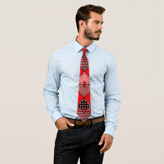 Cravate Topsy Turvy Hearts (En situation)