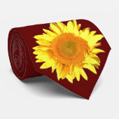 Cravate Tournesol jaune montré sur le rouge foncé (Roulé)