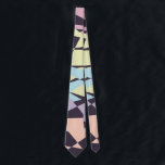 Cravate triangles géométriques de bloc élégant de couleur<br><div class="desc">Motif moderne et abstrait de bloc de couleur comportant le rose,  la pêche,  les chiffres géométriques bleus et pourpres jaunes sur un arrière - plan pourpre foncé.</div>