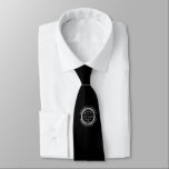 Cravate Trou en un classique Golf noir et blanc<br><div class="desc">Avec un effet de timbre vieilli design rétro classique. Personnalisez le nom,  le numéro de trou de localisation et la date pour créer un grand gardien pour célébrer ce trou fantastique en un. Vous pouvez customiser l'arrière - plan à votre couleur préférée. Conçu par Thisisnotme©</div>