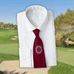 Cravate Trou personnalisé dans un golf rouge Bourgogne<br><div class="desc">Avec un effet de timbre vieilli design rétro classique. Personnalisez le nom,  le numéro de trou de localisation et la date pour créer un grand gardien pour célébrer ce trou fantastique en un. Vous pouvez customiser l'arrière - plan à votre couleur préférée. Conçu par Thisisnotme©</div>