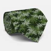 Cravate Un motif de pixel de camouflage militaire vert en  (Roulé)