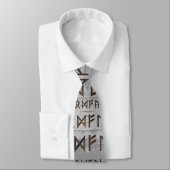 Cravate Un motif plus ancien de Futhark sur la texture de (Attaché)
