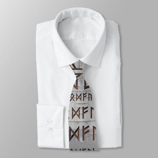 Cravate Un motif plus ancien de Futhark sur la texture de (Attaché)