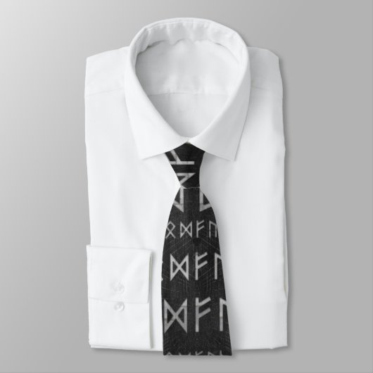 Cravate Un motif plus ancien de Futhark sur la texture en (Attaché)