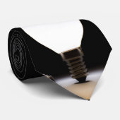 Cravate Une ampoule brillant dans un espace foncé (Roulé)