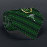 Cravate Vert décoré d'un monogramme professionnel Médicale<br><div class="desc">Une cravate personnalisée rayée verte conçue en fonction les professionnels médicaux avec le vôtre ou le monogramme de votre destinataire de cadeau à l'intérieur d'une guirlande d'or de faux.</div>