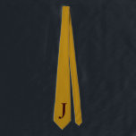 Cravate vieille couleur or avec monogramme<br><div class="desc">Cette cravate classique "vieux or" de couleur solide est dotée d'un "J" marron et est prête pour la personnalisation avec vos initiales grâce au travail de la designer Alma Wad.</div>