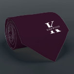 Cravate Vin pourpre | Élégant Monogramme Nom | Sur un côté<br><div class="desc">Une élégante cravate à un côté avec un monogramme blanc audacieux sur fond violet de vin foncé. En plus de ce monogramme est inscrit votre prénom ou nom de famille dans toutes les capitales. Si vous préférez un look plus audacieux pour le nom personnel à l'intérieur de la grande lettre,...</div>