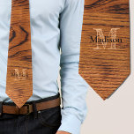 Cravate Vintage bois brun brun roux Monogramme<br><div class="desc">Cadeau pour lui - accessoire de mode unique - Personnalisez avec votre initiale et votre nom personnalisés. Idée cool pour les hommes,  charpentier,  ouvrier du bois,  homme pratique...  Photo de grain de bois brun clair et foncé avec cool brûlé vintage style rustique élégant.</div>