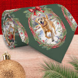 Cravate Votre chien animal de compagnie photo Motif Festin<br><div class="desc">Mettez votre chien sur la photo ce Noël, avec cette cravate photo personnalisée. La cravate présente la photo que vous avez choisie, qui apparaîtra dans les "cadres" ovales d'un motif. Chaque cadre possède un cadre de verdure festive pour un charme saisonnier supplémentaire. L'arrière - plan est un vert feuille d'hiver...</div>