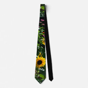 Cravate Vue jardin, marguerites, cosmos, tournesols, maman