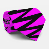 Cravate Zigzag - Noir sur Magenta (Roulé)
