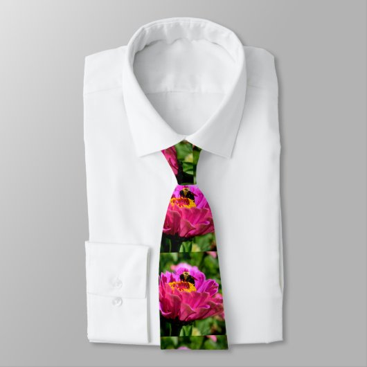 Cravate Zinnia rose avec bourdon (Attaché)