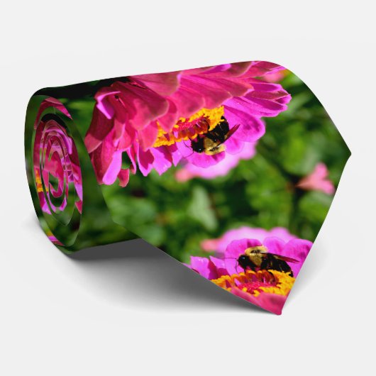 Cravate Zinnia rose avec bourdon (Roulé)